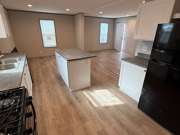 4th image of 855 1st St