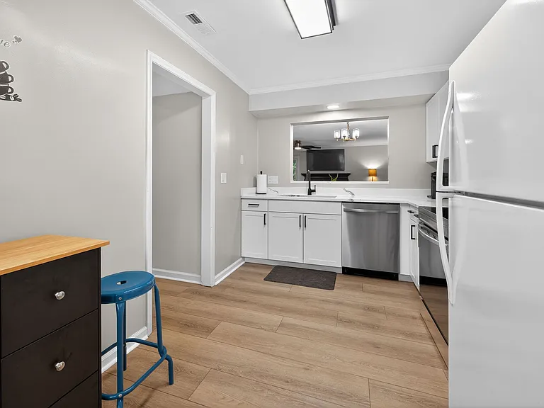 604 Broad Leaf Cir — Photo 16