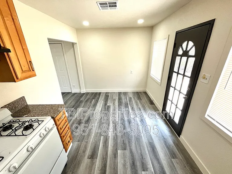 4667 N Mayfield Ave — Photo 5