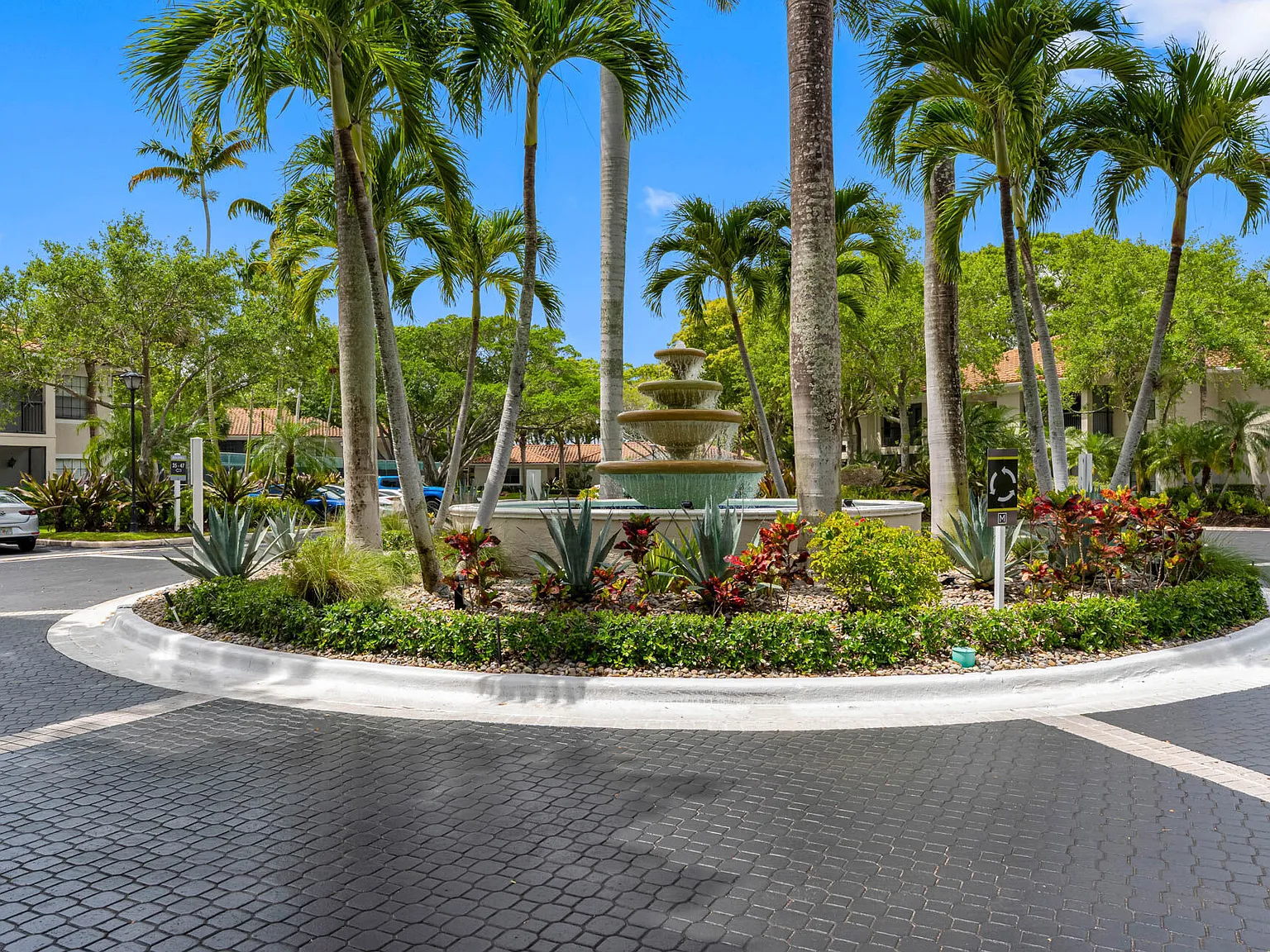 Mizner Court — Photo 3