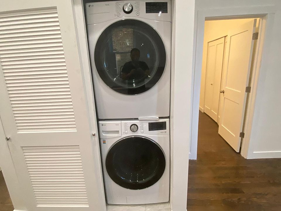 Washer/dryer and furnace closet