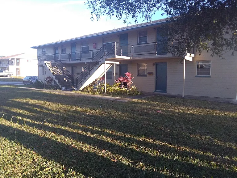 Bellwood Apts
nice clean Apt, living room , bedroom and kitchen are tiled, central cooling and heating.
nice quiet area.