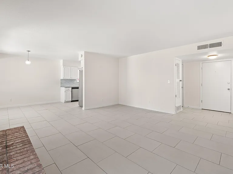 936 Oneida Dr — Photo 5