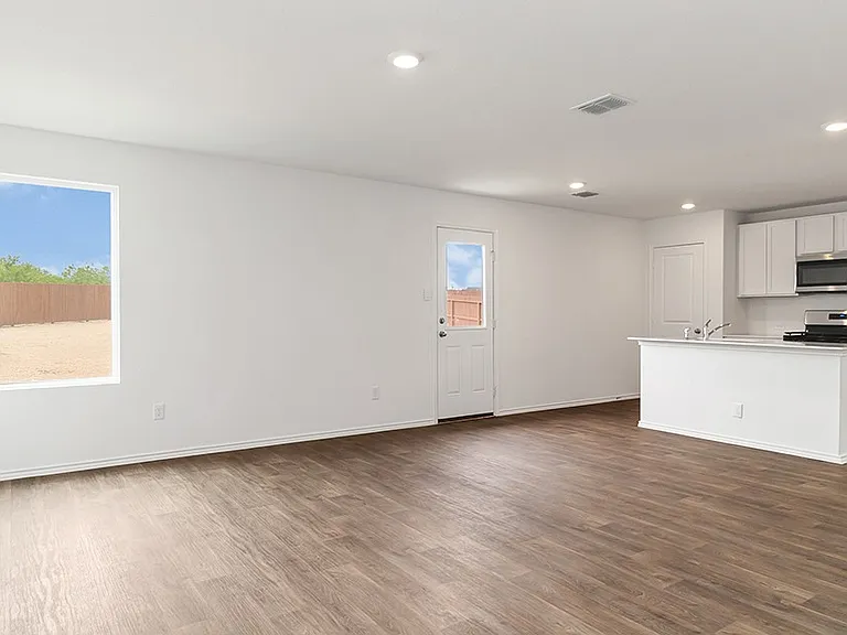 1117 Northfield Dr — Photo 2