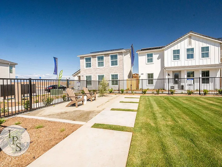 2830 E Tamarind Dr — Photo 32