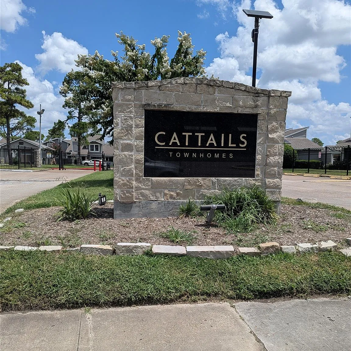 2 bed, 1.0 bath, 784 sqft, $1,200 — Photo 1