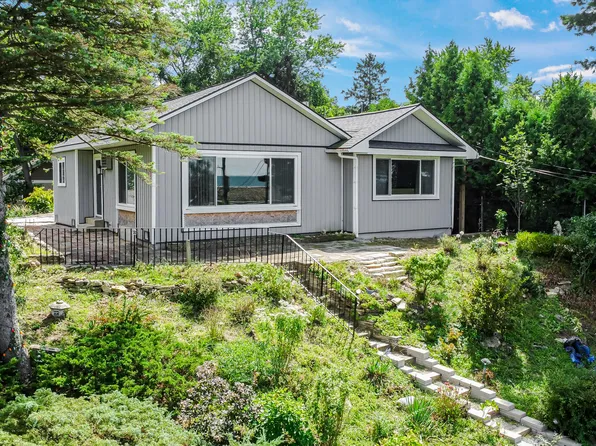 3885 Lake Shore Dr, New Buffalo, MI 49117