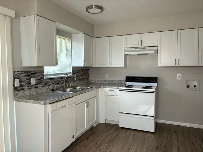 Waynedale Circle Apartments — Photo 31