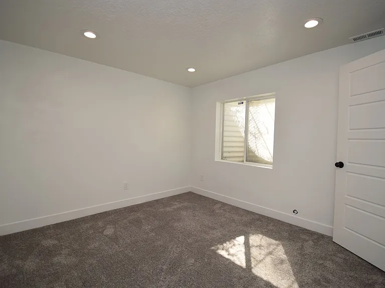 913 W Delorean Ln — Photo 19