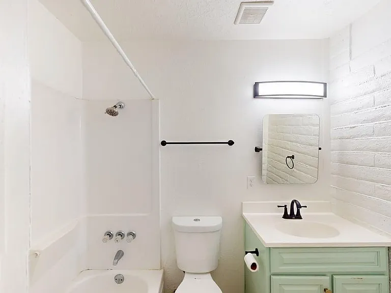 Updated and Very Private 1 Bedroom Apt with a Yard — Photo 6