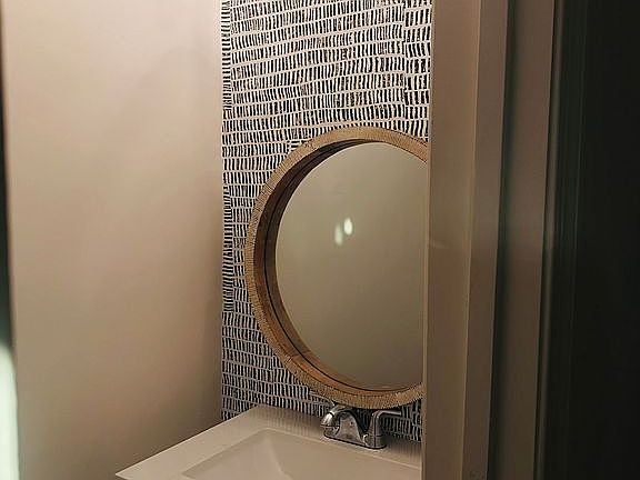 Guest bathroom 