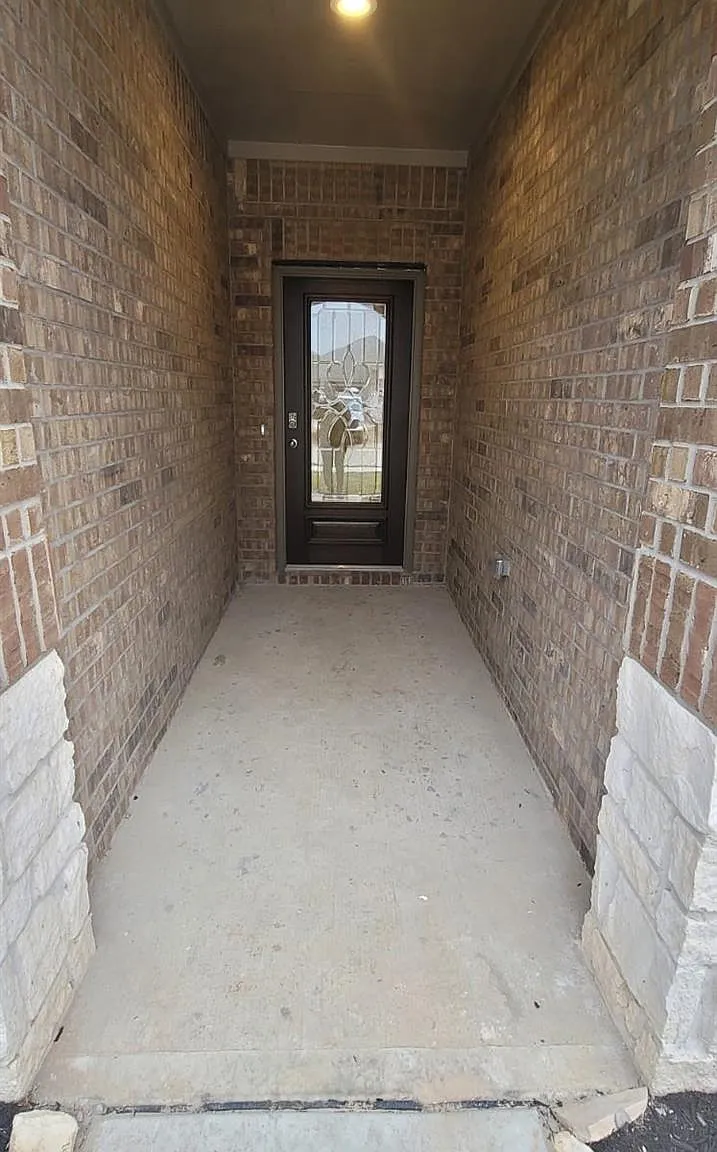 4 bed, 2.0 bath, 2082 sqft, $2,300 — Photo 4