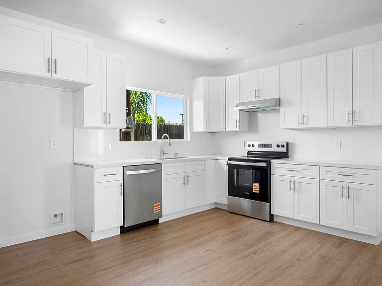 10939 Nassau Ave — Photo 8