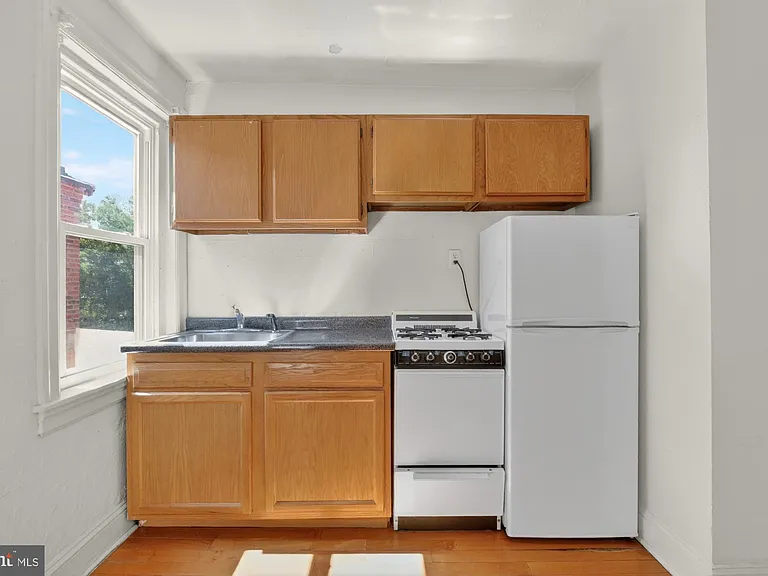 916 Pine St #3R — Photo 6