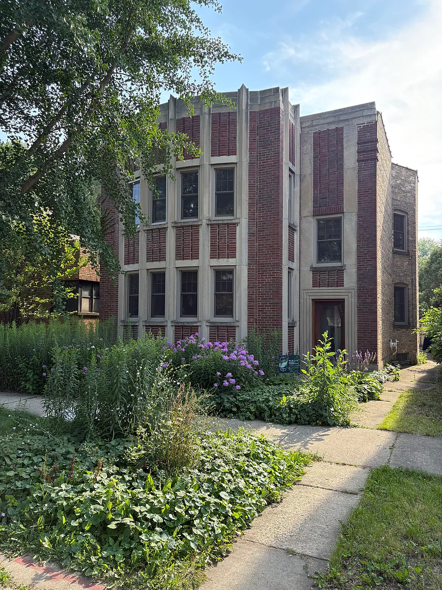 Photo 1 of 10 - 5808 N Virginia Ave #1 - Chicago, IL Primary Photo - 5808 N Virginia Ave #1