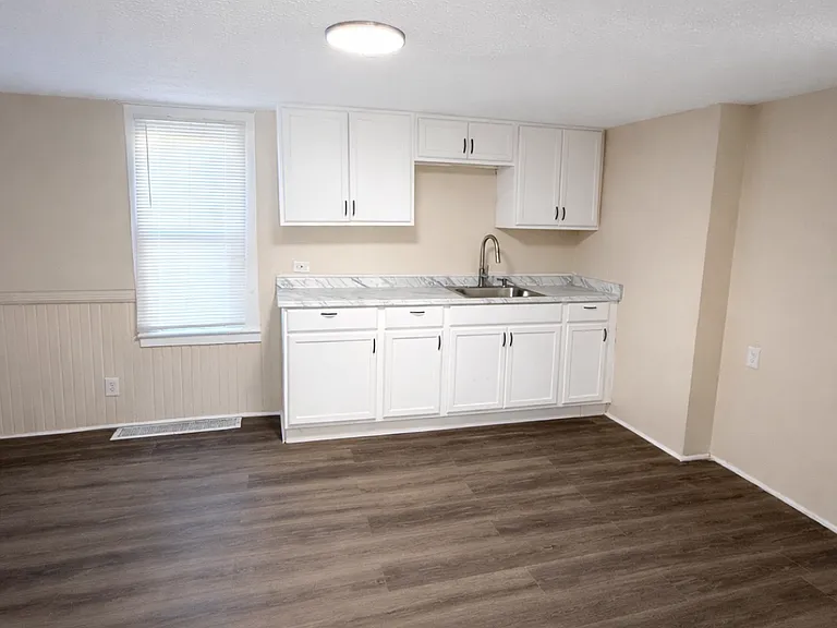 8400 Medina Ave — Photo 2