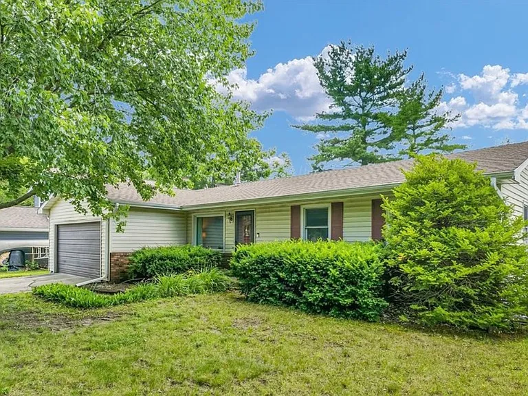 2207 Aspen Dr — Photo 2