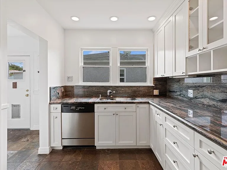 228 Rennie Ave — Photo 13