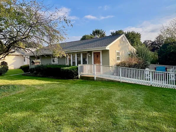 1351 Cottonwood Ln, Crystal Lake, IL 60014