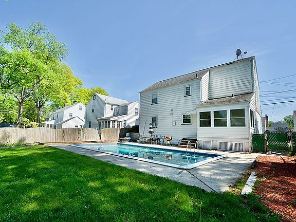 Grass / Pool / Patio
