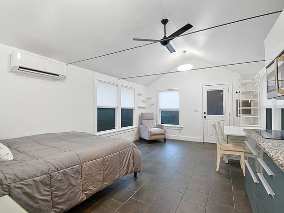 4th image of 7 Dupont Ln #1/2