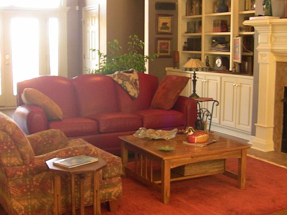 Large Great Room w/Hardwood Floors