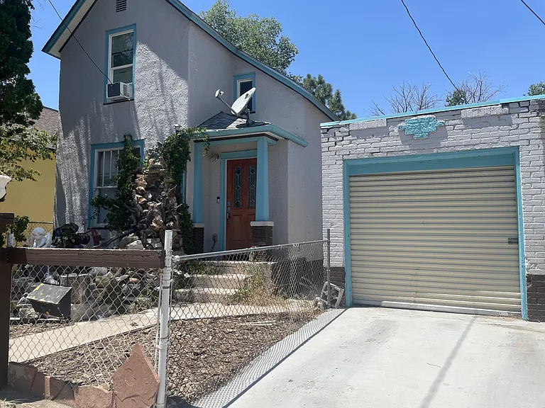 515 Bellevue Pl — Photo 2