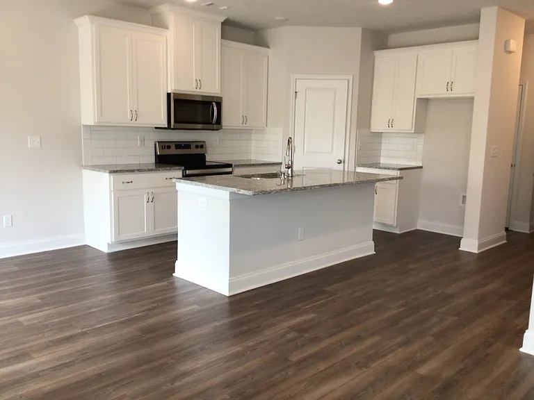 605 Hampton Dr #1 — Photo 4
