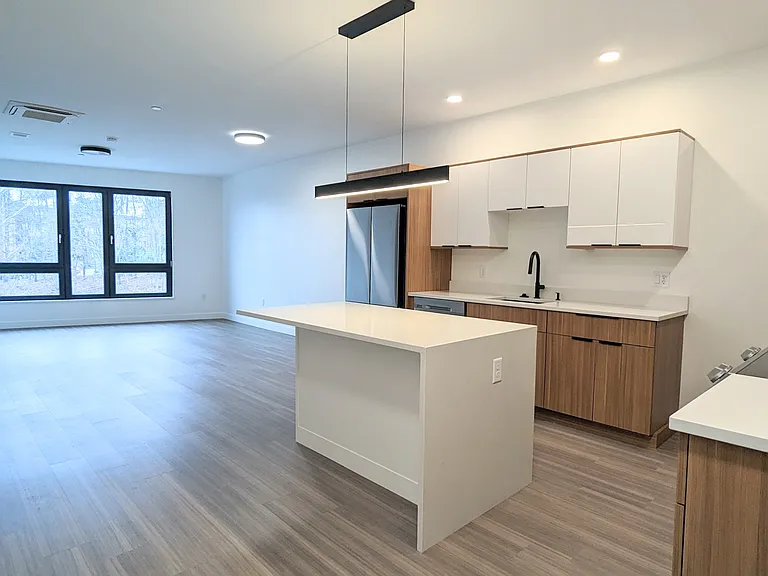 602 Loring Ave — Photo 2