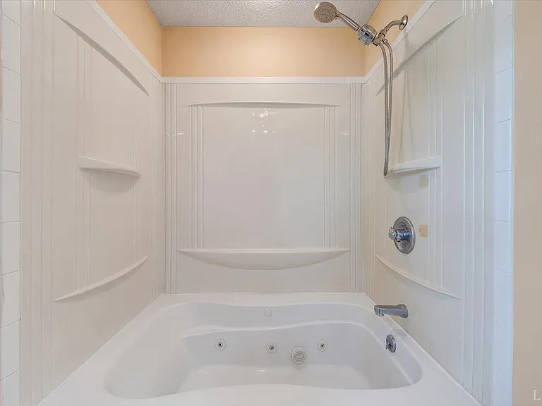 405 Oakland Cir — Photo 16