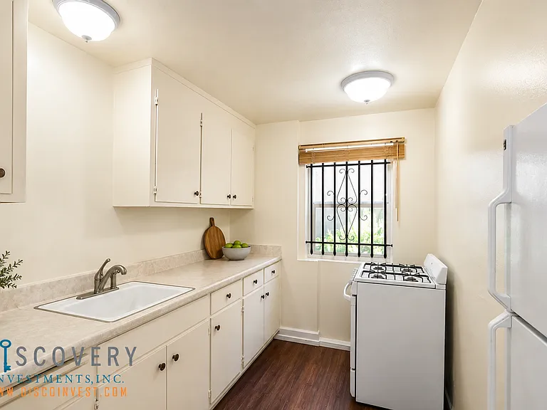 College Ave. 2814 — Photo 8
