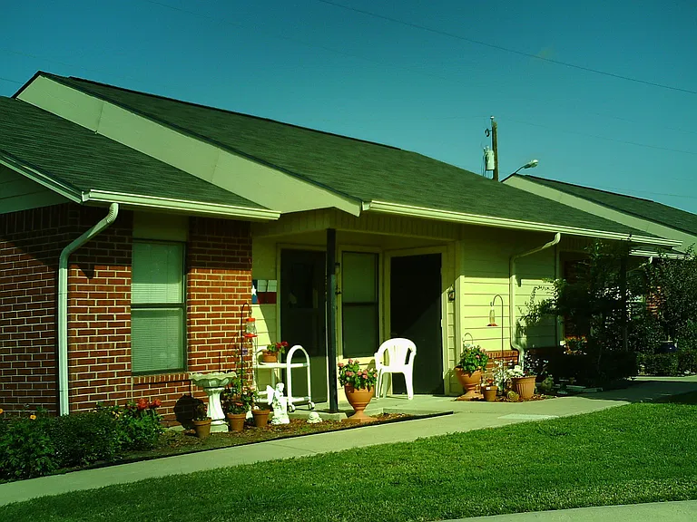 502 W Criner St — Photo 4