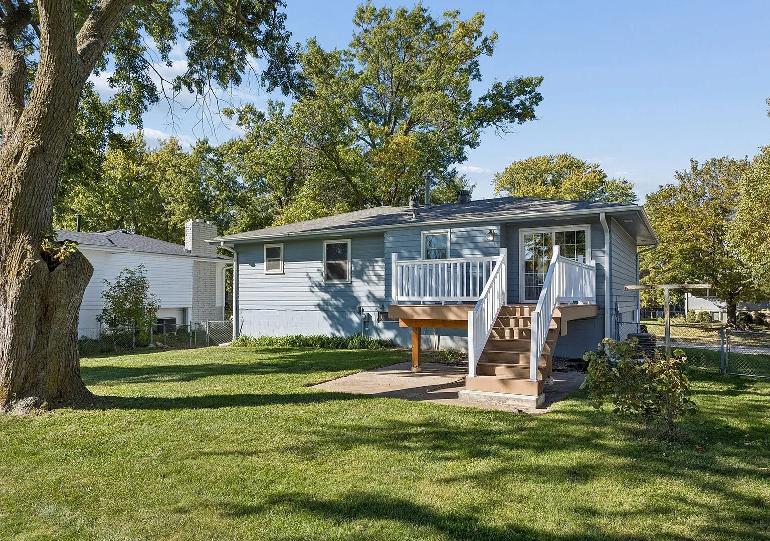 $2,000/month | 3 Bedrooms | 1.5 Baths | 2-Car Garage | Pet Friendly — Photo 3