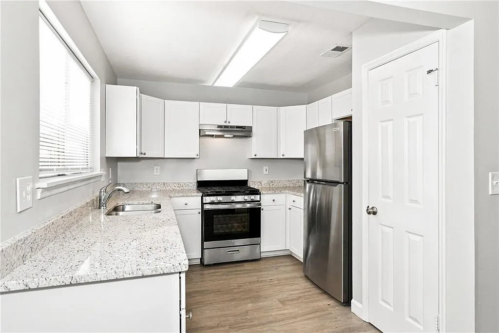 3 bed, 2.0 bath, 1584 sqft, $2,440 — Photo 2