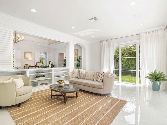 5th image of 216 Bahama Ln