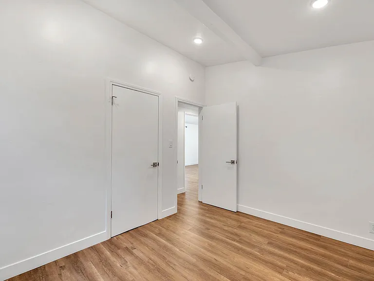 5338 Campo Rd — Photo 14