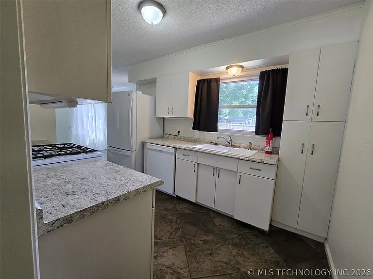 237 E 45th Pl — Photo 14