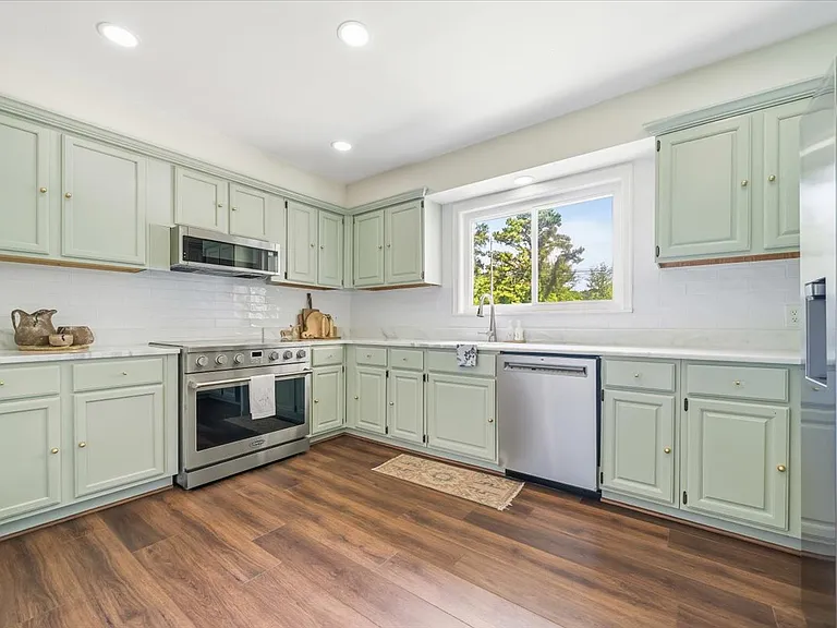 4665 Park Ave — Photo 16
