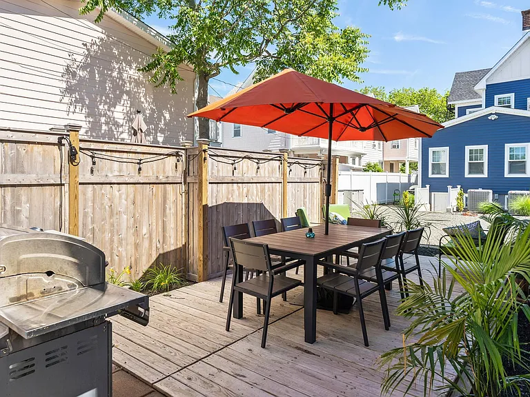 PRIVATE DECK