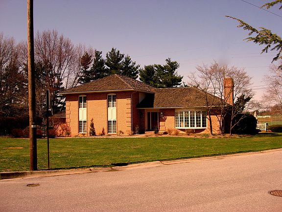 house sitsdiagonally on corner lot