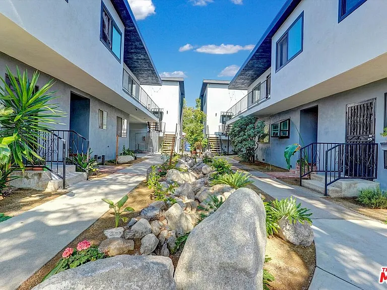 5726 Woodman Ave #2 — Photo 4