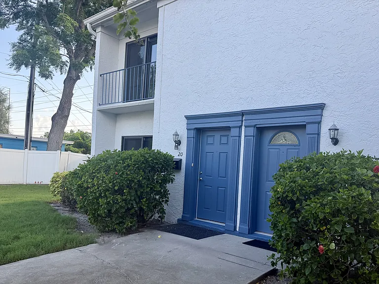 8800 Bardmoor Blvd #20 — Photo 4