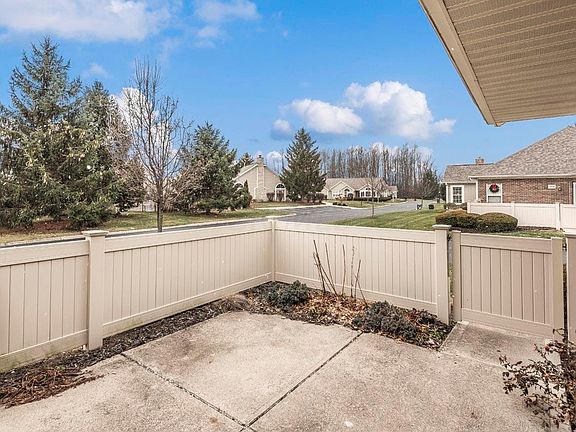 5th image of 348 Park Woods Ln