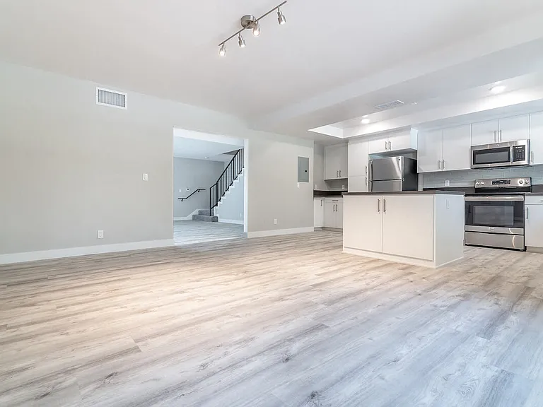 Bixby Hill Apartments — Photo 18