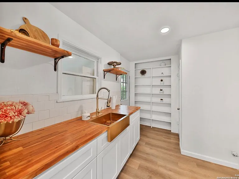 127 Burke Ave — Photo 5