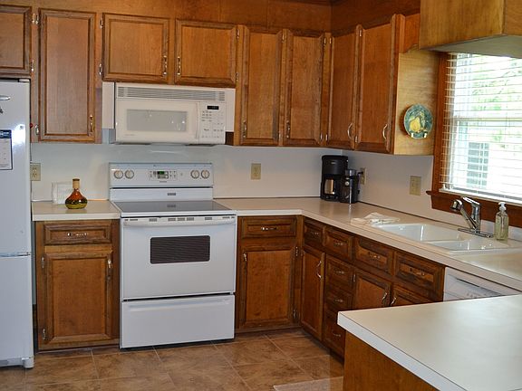 Large Eat-in Kitchen