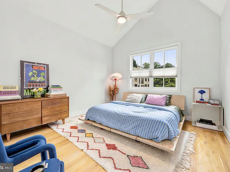 64 W Queen Ln — Photo 10