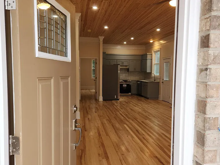 224 Grace St — Photo 3