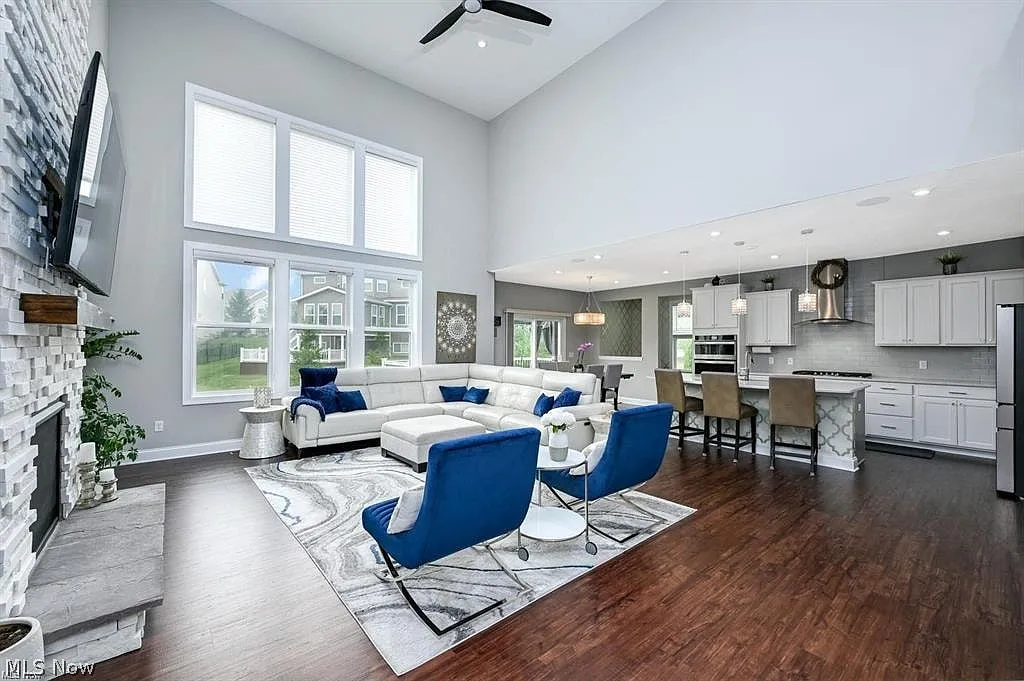 5 bed, 5.0 bath, 4816 sqft, $5,200 — Photo 3
