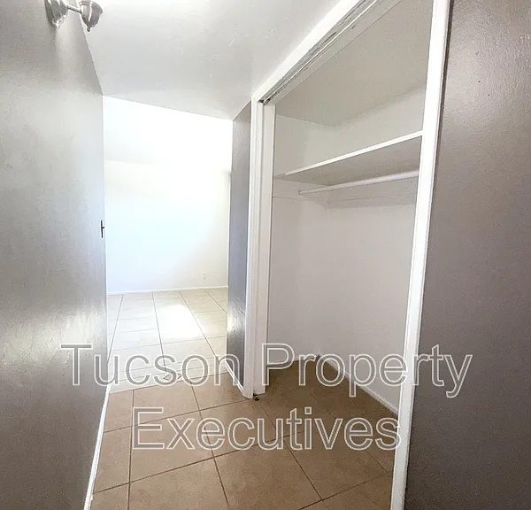 1646 N Beverly Ave — Photo 18